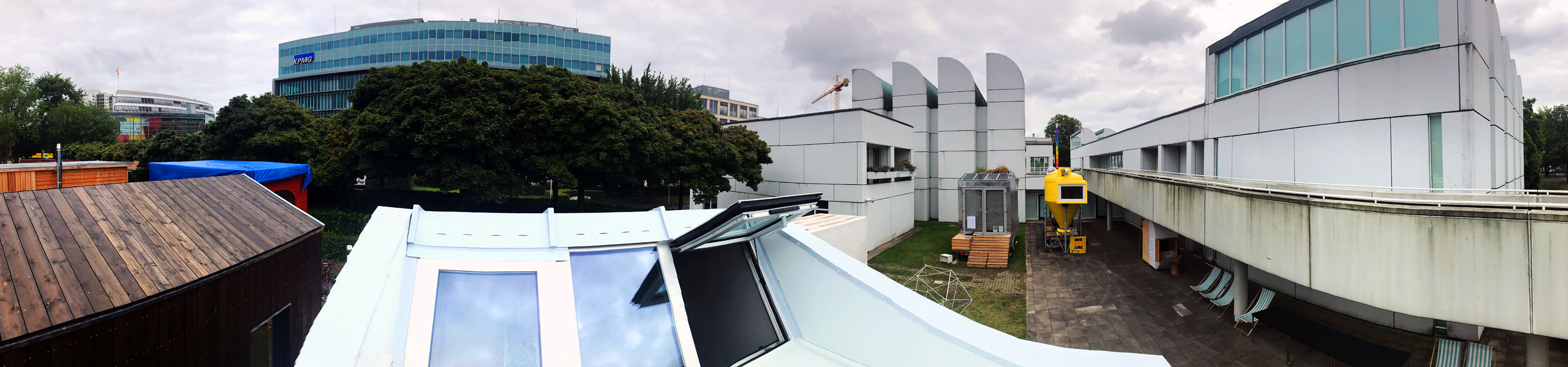 Bauhaus Campus represents the first attempt to test tiny houses in the urban scene. Here a view of the temporary neighborhood from aVOID’s rooftop. (Berlin, august 2017) © Leonardo Di Chiara